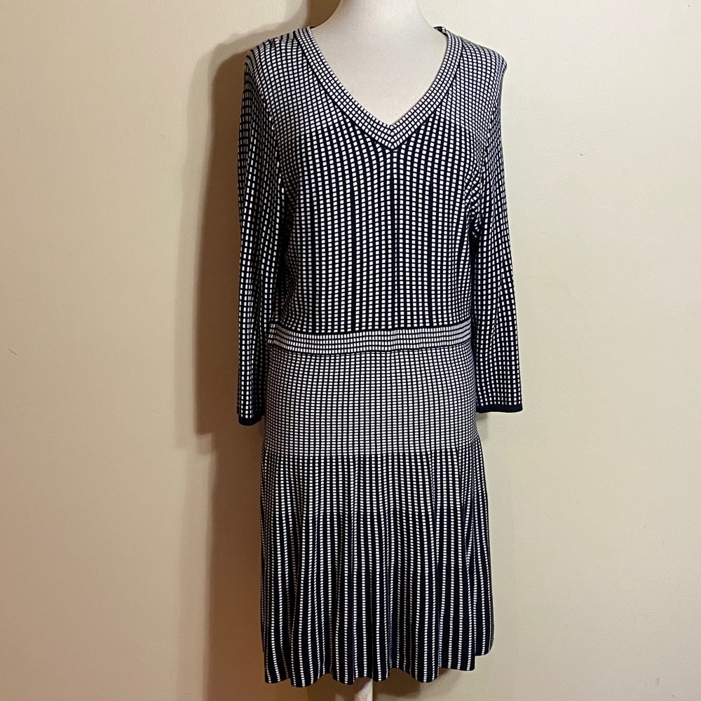 Spense Black and White Long Sleeve V-Neck Knit Dress. Very comfortable and cozy.